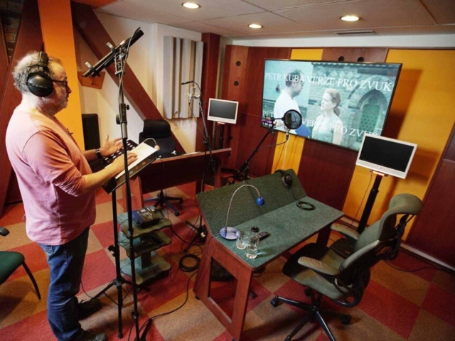 studio_pokrok_zvuk04 Josef Polášek dabující film Tajemství a smysl života ve zvukovém studiu Pokrok
