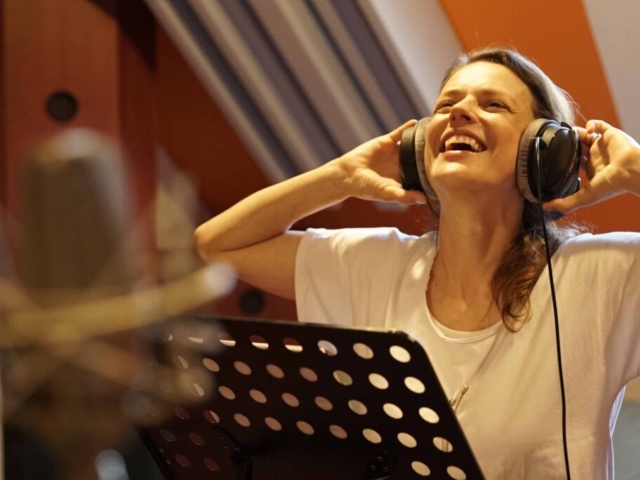 studio_pokrok_zvuk07 Andrea Ružičková dabující film Tajemství a smysl života ve zvukovém studiu Pokrok