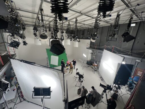 Pohled shora na natáčení reklamy v Ateliéru A