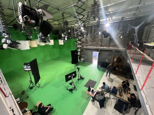 Pohled shora na natáčení reklamy v Ateliéru A